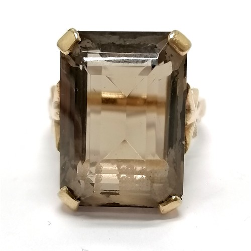 501 - 9ct marked gold smoky quartz ring - size M & 7g total weight