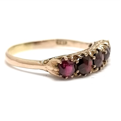 504 - 9ct marked gold 5 stone garnet set ring - size T & 2.5g total weight