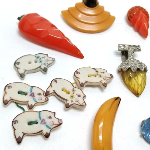 540 - Qty of vintage plastics novelty dress clips / brooches inc carrot, banana, multi wire bow, ceramic p... 