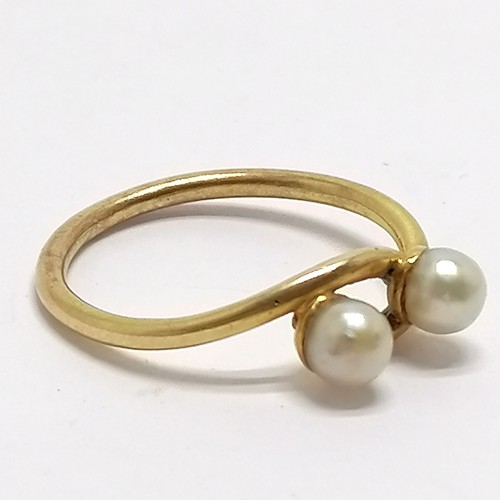 552 - Unmarked gold (touch tests as 18ct) crossover pearl set ring - size M & 2.2g total weight