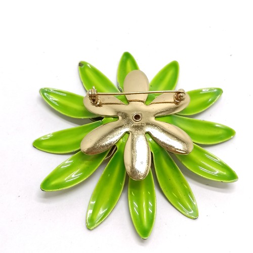 563 - Sarah Coventry large flower brooch - 7.5cm across and has slight losses