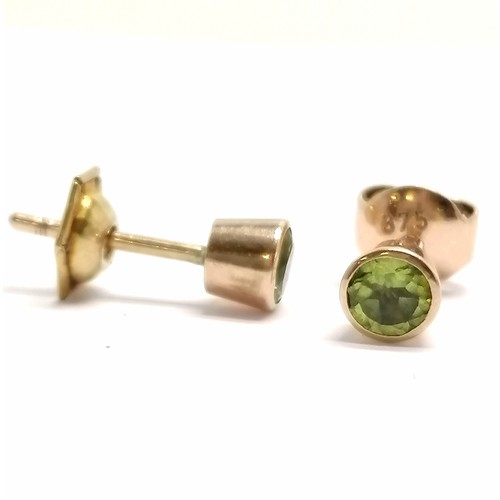 585 - Pair of 9ct marked gold peridot set stud earrings - 4.3mm diameter & 0.9g total weight - SOLD ON BEH... 