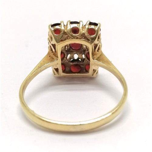 612 - 18ct hallmarked ring set with garnets size J 1/2 total weight 3g