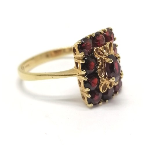 612 - 18ct hallmarked ring set with garnets size J 1/2 total weight 3g