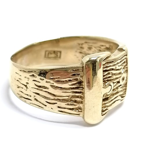 624 - 9ct hallmarked gold buckle ring with bark effect detail - size T½ & 6g