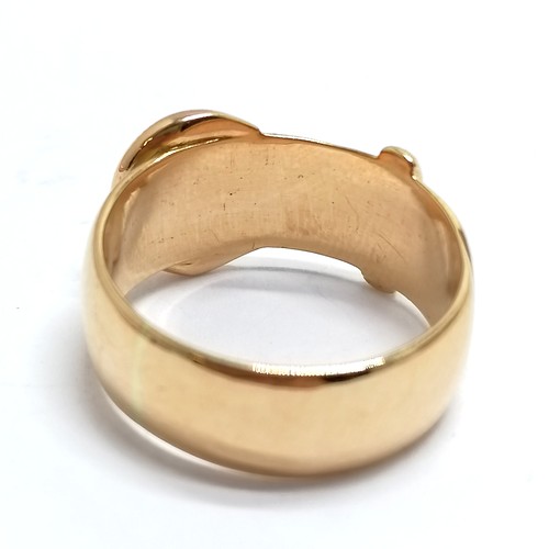 625 - 18ct hallmarked gold buckle ring by H Ltd - size O/O½ & 8.5g