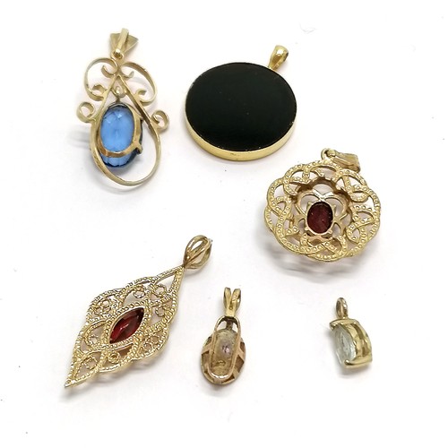 630 - 6 x gold marked pendants (14ct opal - 2cm drop) rest are 9ct inc garnet etc - total weight (6) 5.5g