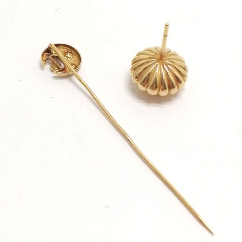 656 - Antique unmarked 18ct gold tie pin in the form of a crescent moon set with pearls - 6cm t/w unmarked... 