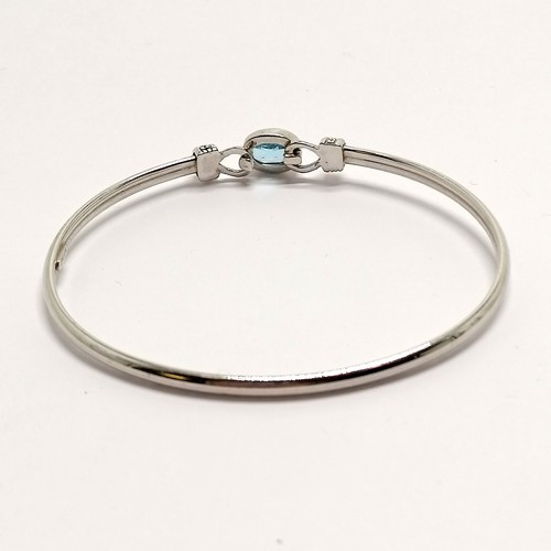 659 - 9ct hallmarked white gold bangle set with blue topaz & diamonds - 5.8cm across & 4.2g total weight