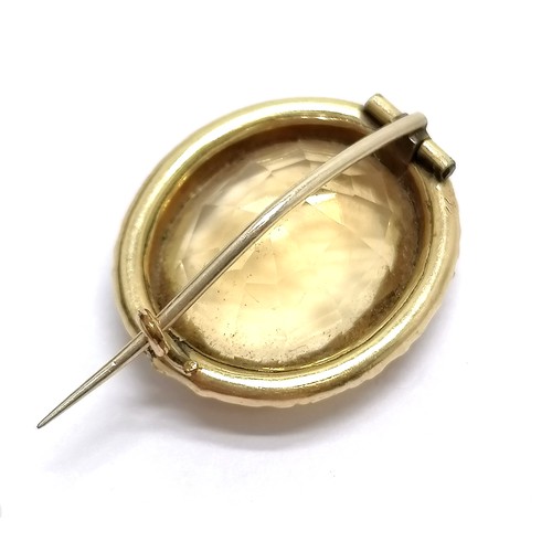 664 - Antique citrine brooch in gilt metal mount - 2cm across