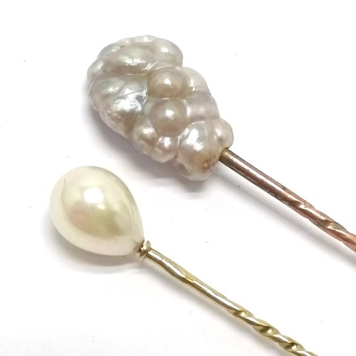 670 - 2 x antique gold (1 marked 1 unmarked) stick pins with pearl tops - longest 6.8cm & 3g total weight