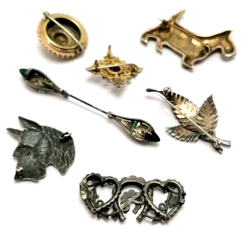 675 - Qty of jewellery inc some silver, Art Deco stone set pin (7.5cm), dog brooches etc ~ total weight (l... 