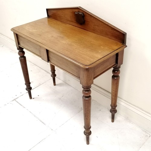 46 - Antique mahogany hall table with decorated with carved shield, on turned legs, in used condition, 90... 