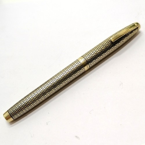 98 - Sheaffer 14k GF Imperial Sovereign diamond design fountain pen (13.1cm) in a Sheaffer retail box