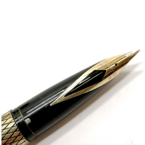 98 - Sheaffer 14k GF Imperial Sovereign diamond design fountain pen (13.1cm) in a Sheaffer retail box