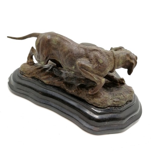 105 - Cast metal study of 2 hunting dogs signed Barye on a black marble base - 21cm long x 10cm high with ... 