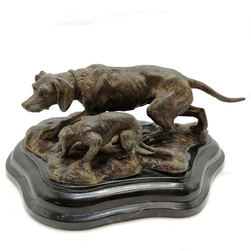 105 - Cast metal study of 2 hunting dogs signed Barye on a black marble base - 21cm long x 10cm high with ... 