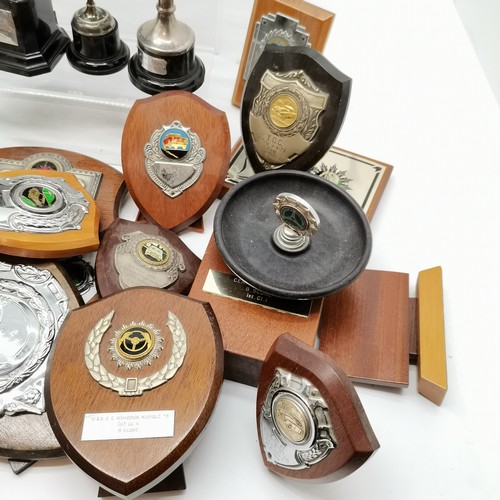 124 - Collection of assorted automobile 1960's-1970's trophy cups, plaques etc, to include Salisbury & Sha... 