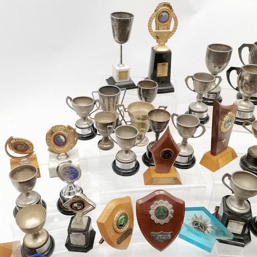 124 - Collection of assorted automobile 1960's-1970's trophy cups, plaques etc, to include Salisbury & Sha... 