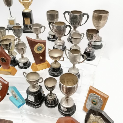 124 - Collection of assorted automobile 1960's-1970's trophy cups, plaques etc, to include Salisbury & Sha... 