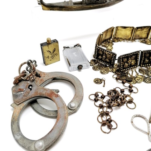 213 - Qty of oddments inc vintage handcuffs (with key), oil can, paper knives, corkscrews, perfume bottle ... 