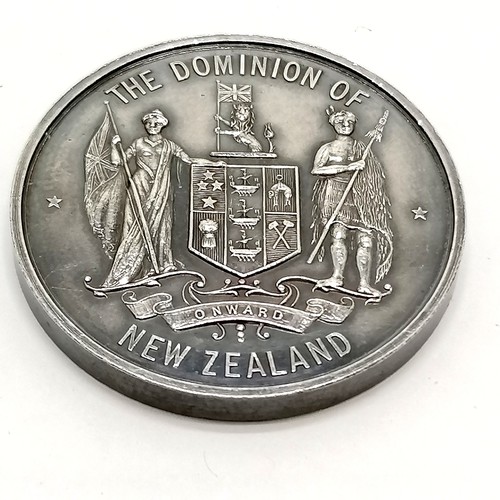 324 - 1913 New Zealand medal awarded to the officers and crew of HMS New Zealand during the battlecruiser'... 