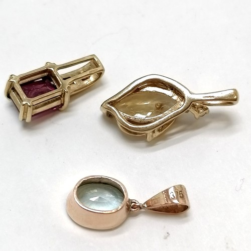 492 - 3 x 9ct marked gold stone set pendants inc aquamarine, unusual cut purple stone, citrine (2.5cm drop... 