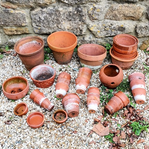 67 - Qty of small pots ranging in sizes