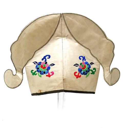 128 - Antique Chinese cream silk headdress with embroidered patterns - 38cm wide x 27cm high - has some ma... 