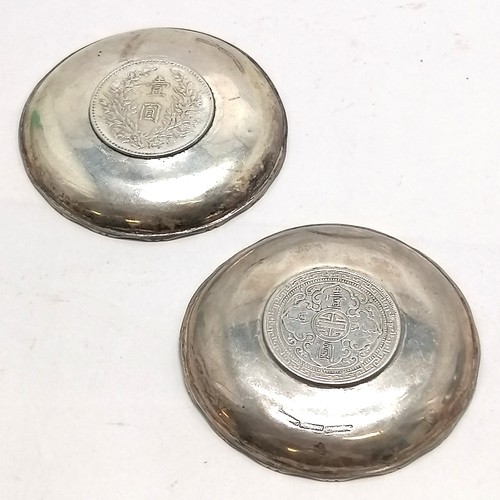 156 - 2 x Hong Kong silver dishes set with coins - 8.5cm diameter & 106g total weight