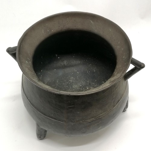 195 - Antique (17th century) bronze cauldron on 3 stile feet - 21cm diameter to top