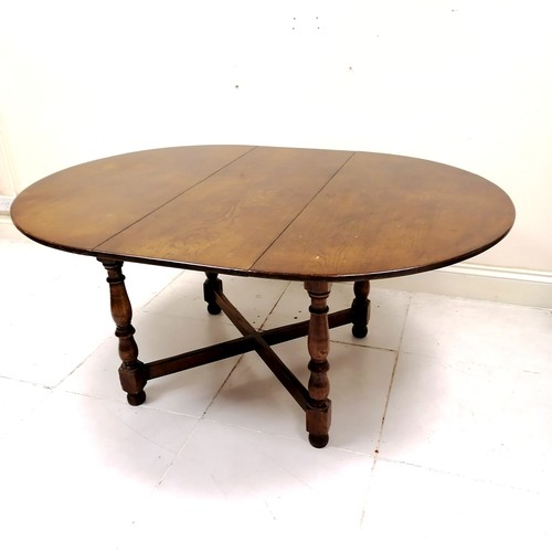 274 - Circular dark oak extending table  with 6 matching  Windsor chairs including 2 carvers all with crin... 