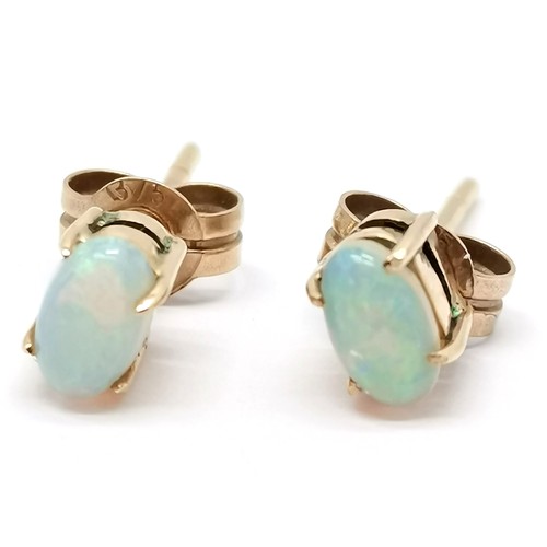 400 - Gold (backs marked 375) opal stud earrings - total weight 0.8g & opals approx 4.8mm long