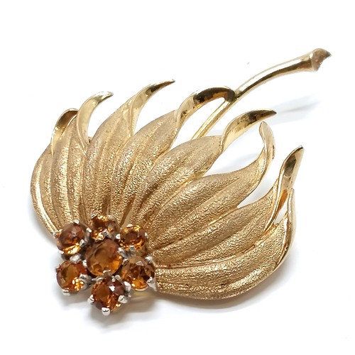 413 - 9ct hallmarked gold flower head design brooch set with citrine stones - 5.5cm long & 11.3g total wei... 