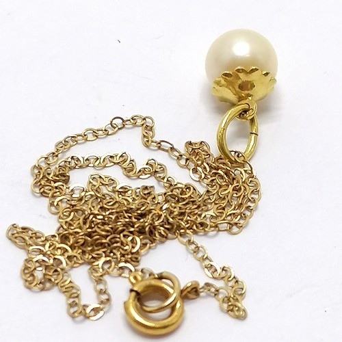 439 - 9ct hallmarked gold pearl pendant on a 9ct gold chain total weight 1.16g