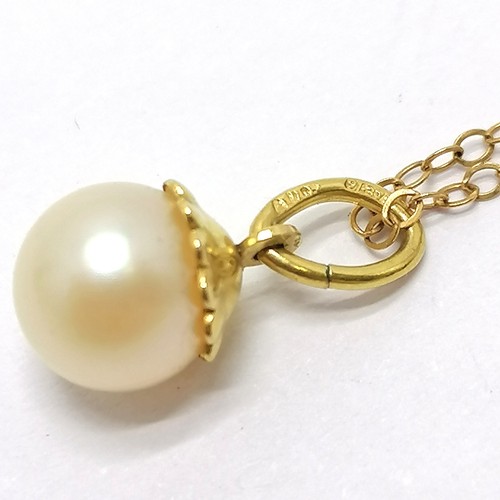 439 - 9ct hallmarked gold pearl pendant on a 9ct gold chain total weight 1.16g