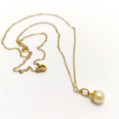 439 - 9ct hallmarked gold pearl pendant on a 9ct gold chain total weight 1.16g