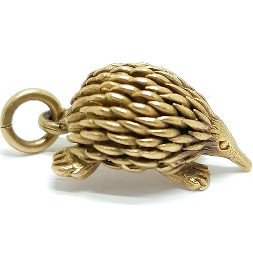 447 - 9ct marked gold echidna pendant / charm - 2cm & 4g