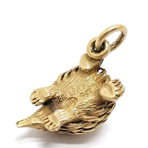 447 - 9ct marked gold echidna pendant / charm - 2cm & 4g