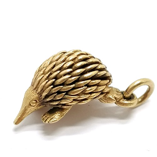 447 - 9ct marked gold echidna pendant / charm - 2cm & 4g