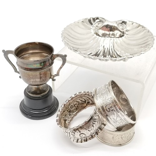713 - Qty of silver - 3 napkin rings, shell butter dish & small trophy (by Viners) on bakelite base (7cm h... 