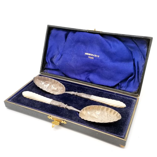 714 - Cased antique pair of silver berry spoons with mother of pearl handles (66g total weight) by Henry W... 
