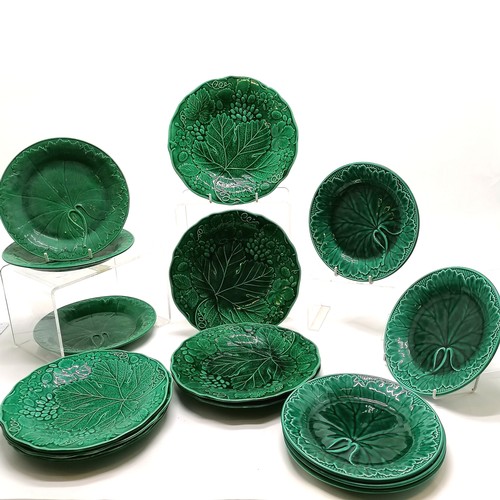 119 - 10 x antique green leaf plates + 5 x Wedgwood small plates (20cm diameter) ~ no obvious damage