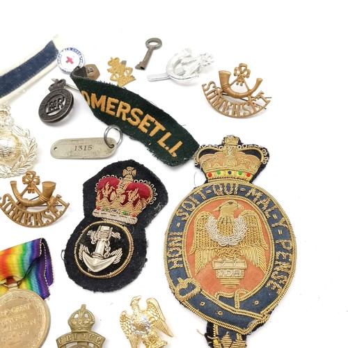 123 - Qty of military badges etc inc Victory medal (5218 Pte O J Gosney Glouc R)