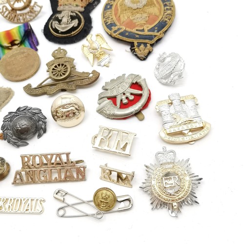 123 - Qty of military badges etc inc Victory medal (5218 Pte O J Gosney Glouc R)