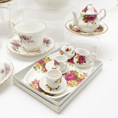 138 - Royal Albert 'Lavender Roses' tea set, dessert bowls, dinner plates etc T/W a Florence Collectables ... 