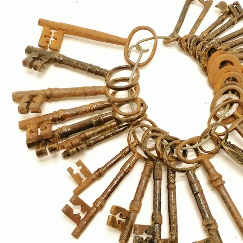 150 - 32 x antique iron keys - largest 14.5cm long