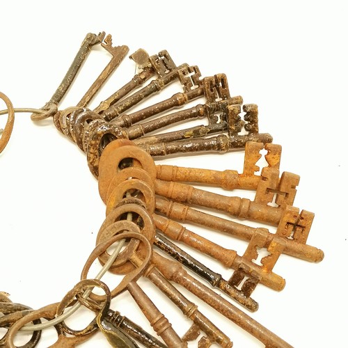 150 - 32 x antique iron keys - largest 14.5cm long
