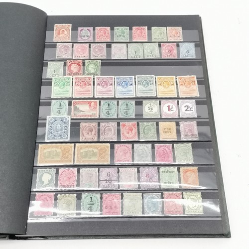 230 - Green stockbook with 500+ mint / unused Commonwealth stamps from Victoria to QEII