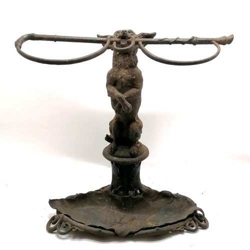 5 - Coalbrookdale antique cast iron stick stand in the form of a dog with whip in mouth - detachable 'le... 